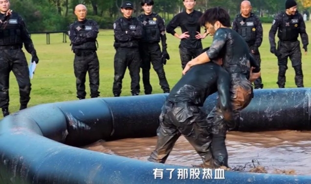 仲大玩泥漿摔角