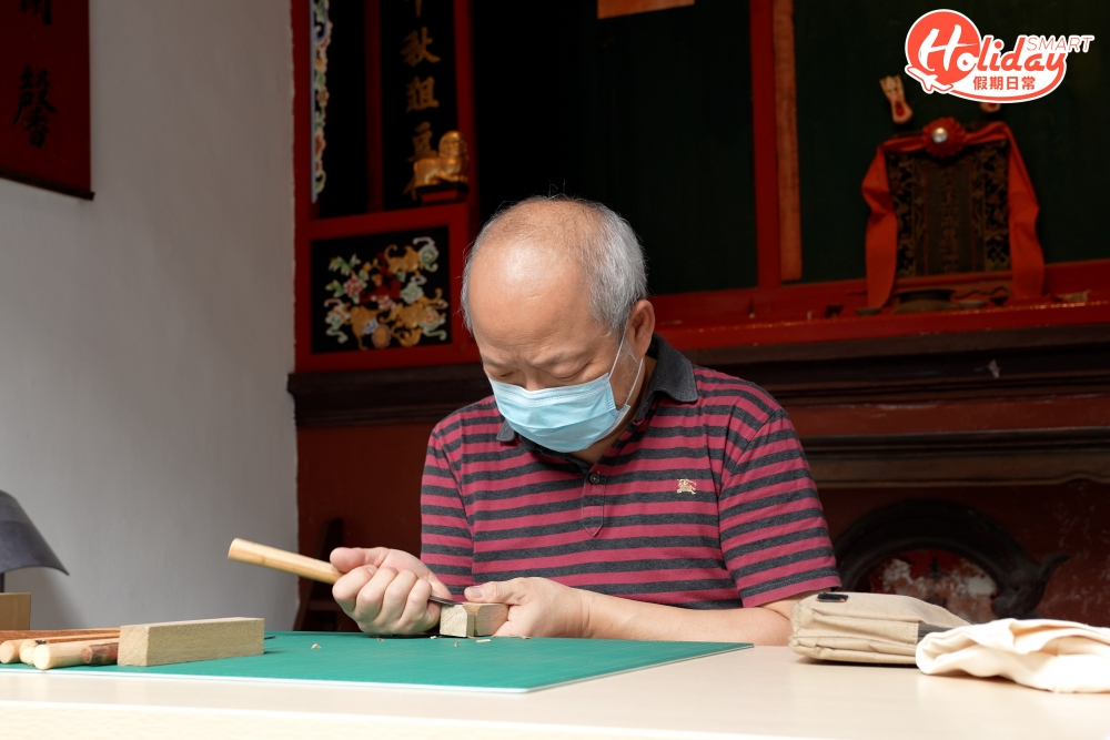 展覽入面嘅天后神像，都係神像雕刻技藝傳承人蕭炳強師傅嘅作品。