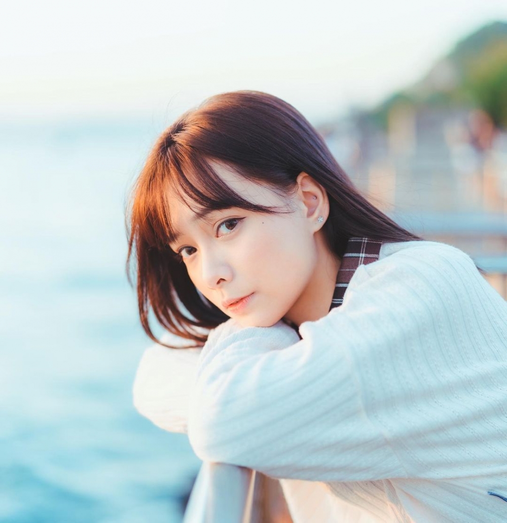 Ash因擁有如混血兒的深邃輪廓,被指與Angelababy、Jeannie吳家忻與湯洛雯長得有幾分相似。
