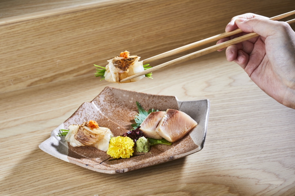 用鮫鰈魚肉捲起芽青再輕微炙燒,吃來充滿油香又有微微焦香味。