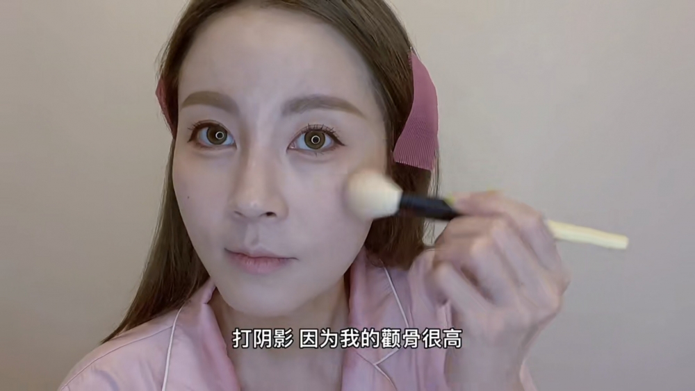 傅穎右臉面積比左臉大好多,佢喺右臉掃上大量陰影粉。