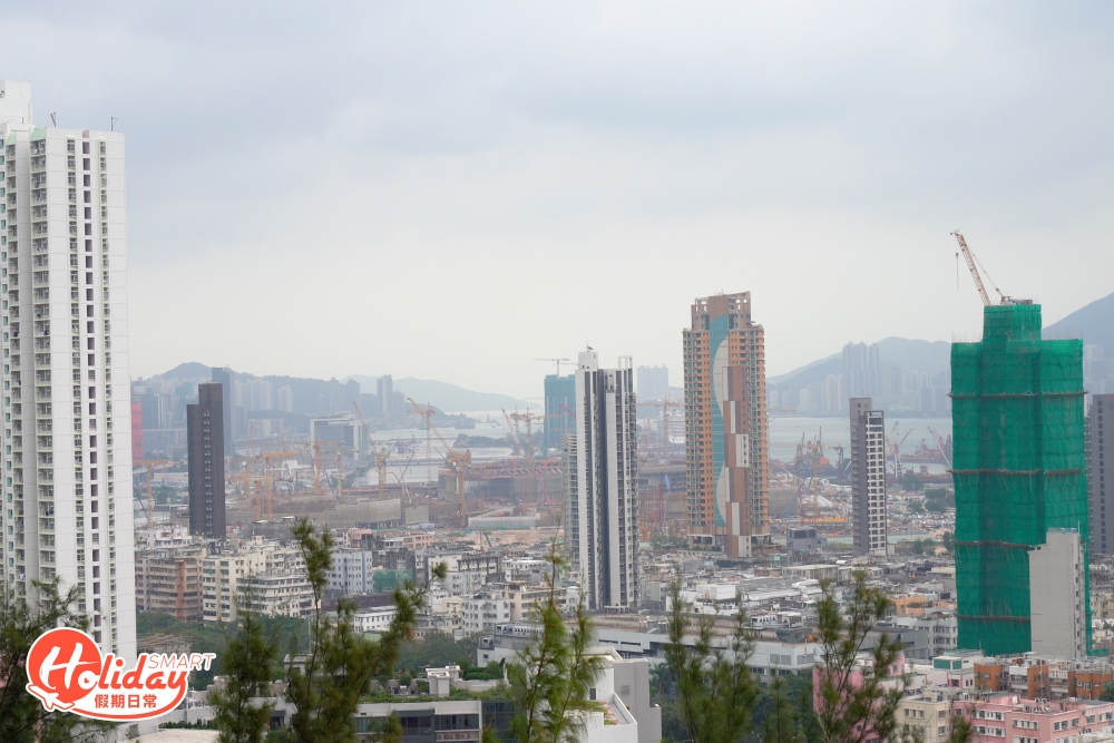 登上格仔山頂的平台,更可遠眺維港海景。