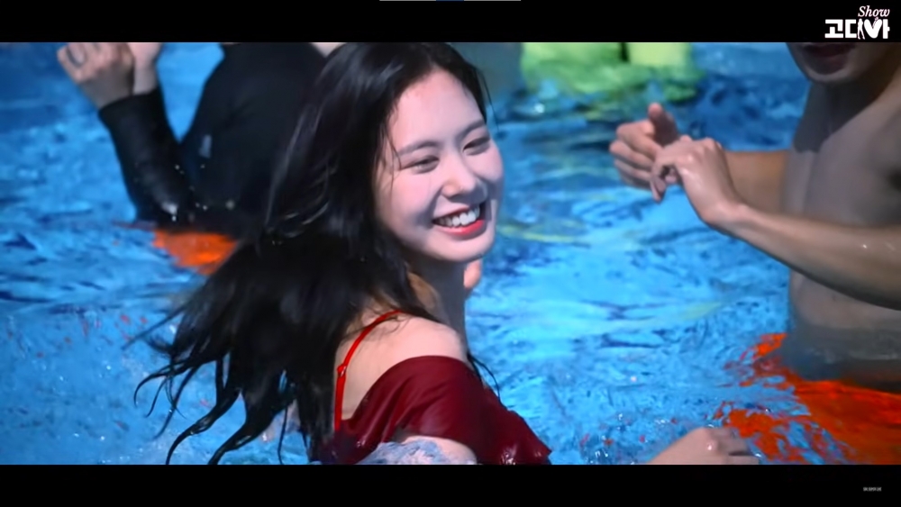  14名男女穿著性感的泳衣，在泳池玩水，大玩濕身誘惑~