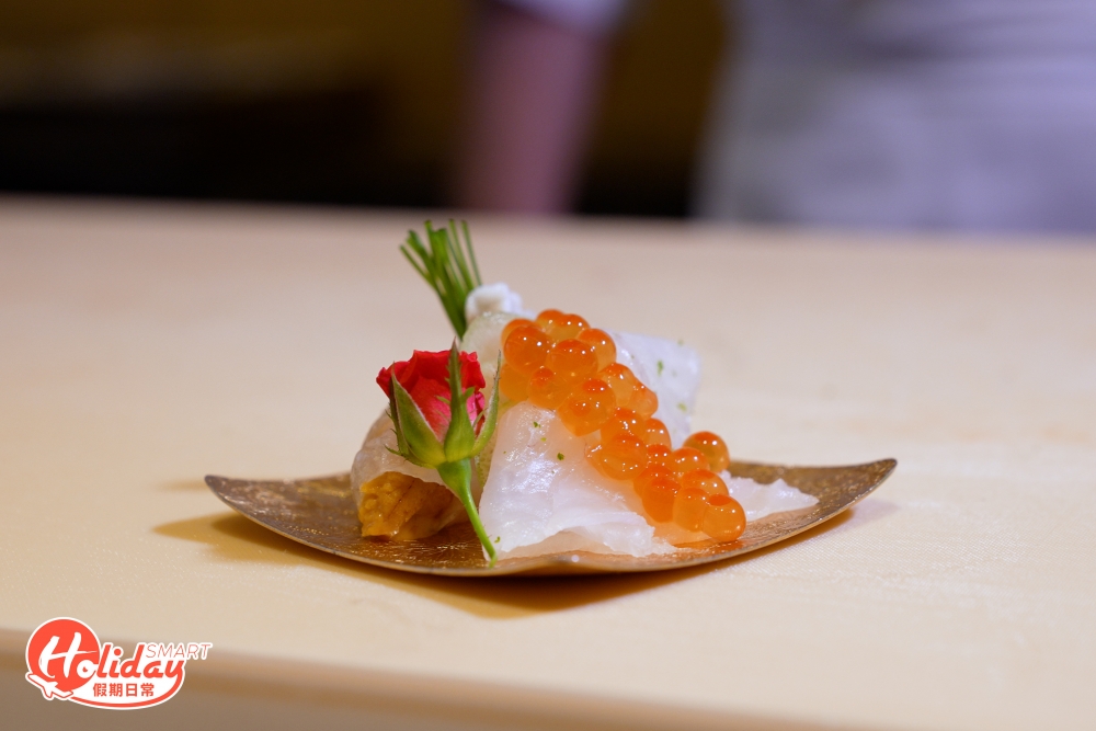 左口魚邊先灑上青檸碎作調味,裏著北海道白海膽,食落鮮甜為主。