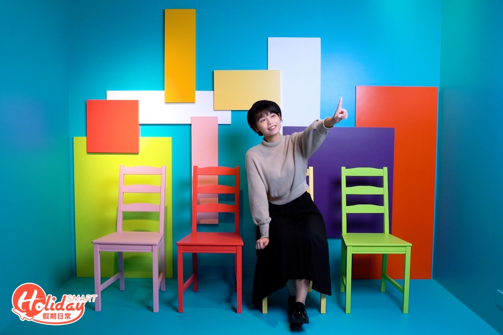 「七彩童話Rainbow of Joy」,以多個大膽色彩的幾何圖形背景。