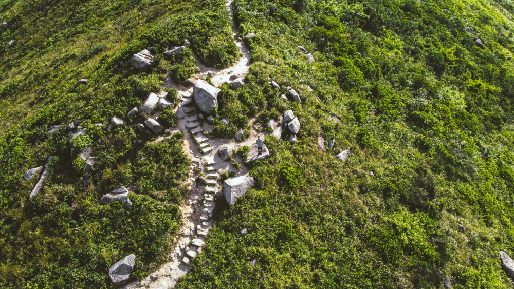 到達山頂後,完全被它四周的海天一色深深吸引。