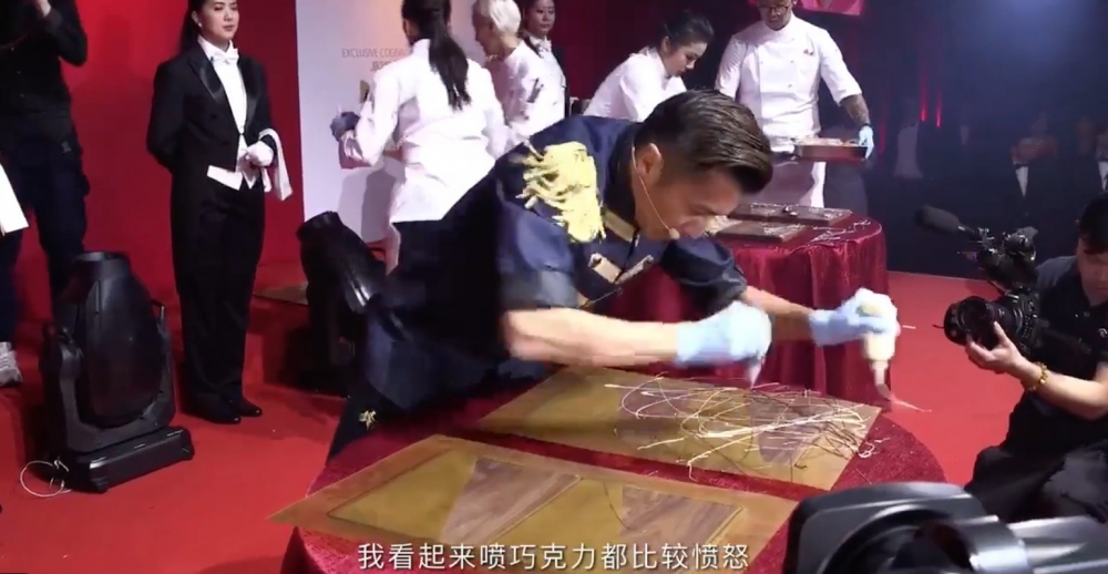 當時謝霆鋒神情專注,目光集中喺隻碟上,雙手「移形換影」高速唧出朱古力醬
