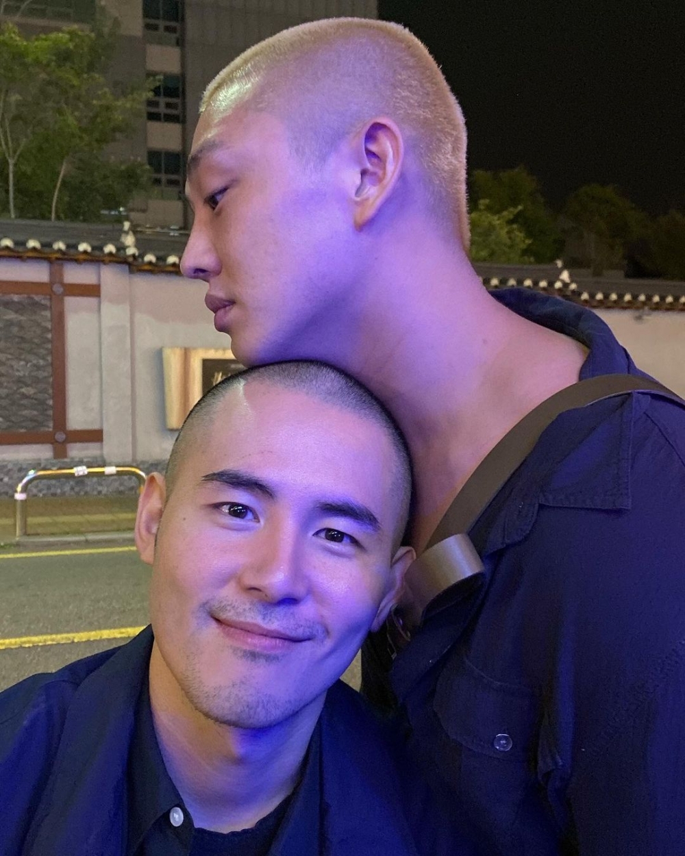 劉亞仁曾於2019年的國際出框日貼出與藝術家權哲華的親密合照。