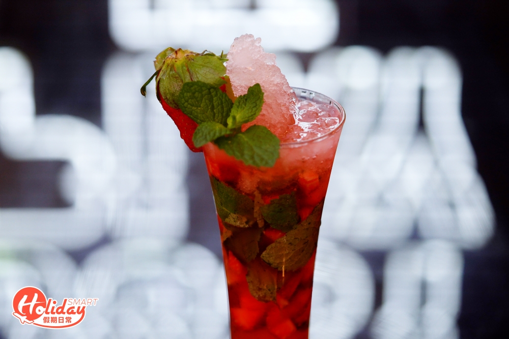清爽而且酒精濃度較低的Mojito則加入士多啤梨,增添酸甜味,女士飲就最適合。