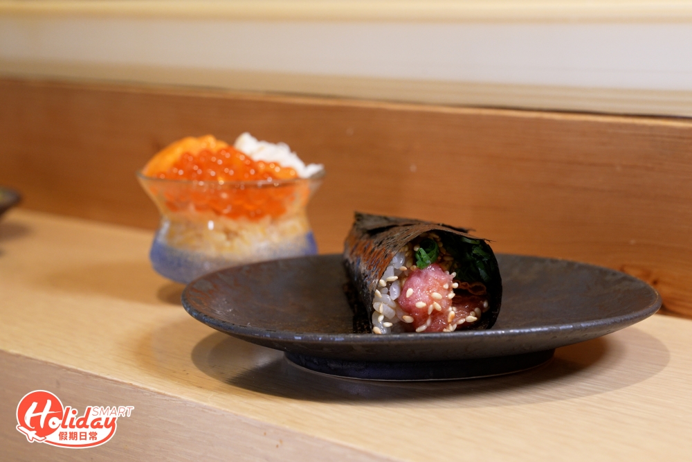 蔥拖羅手卷最特別的是加入脆口鱈魚乾， 食落多了一份口感。