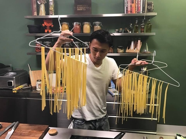 謝霆鋒用衣架晾意粉