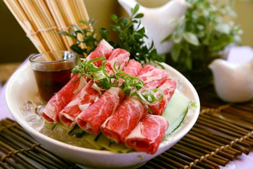 「8度之秋」自助晚餐和牛刺身。