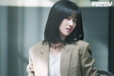 對於連剪頭髮咁個人嘅事都不能自行作主,女事主大感不公