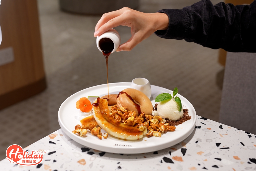 冬甩造型的窩夫，質感厚實，淋上楓糖漿及雪糕同食！