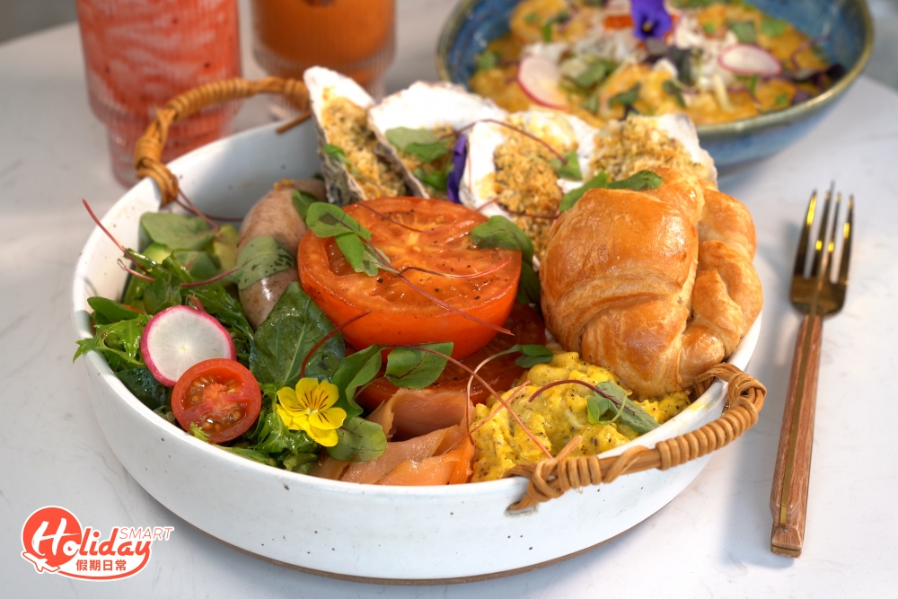 主食推介皇牌All day breakfast,特別加入蒜香焗蠔,還有沙律、牛油果、炒蛋、牛角包及香腸等,豐富又飽肚。