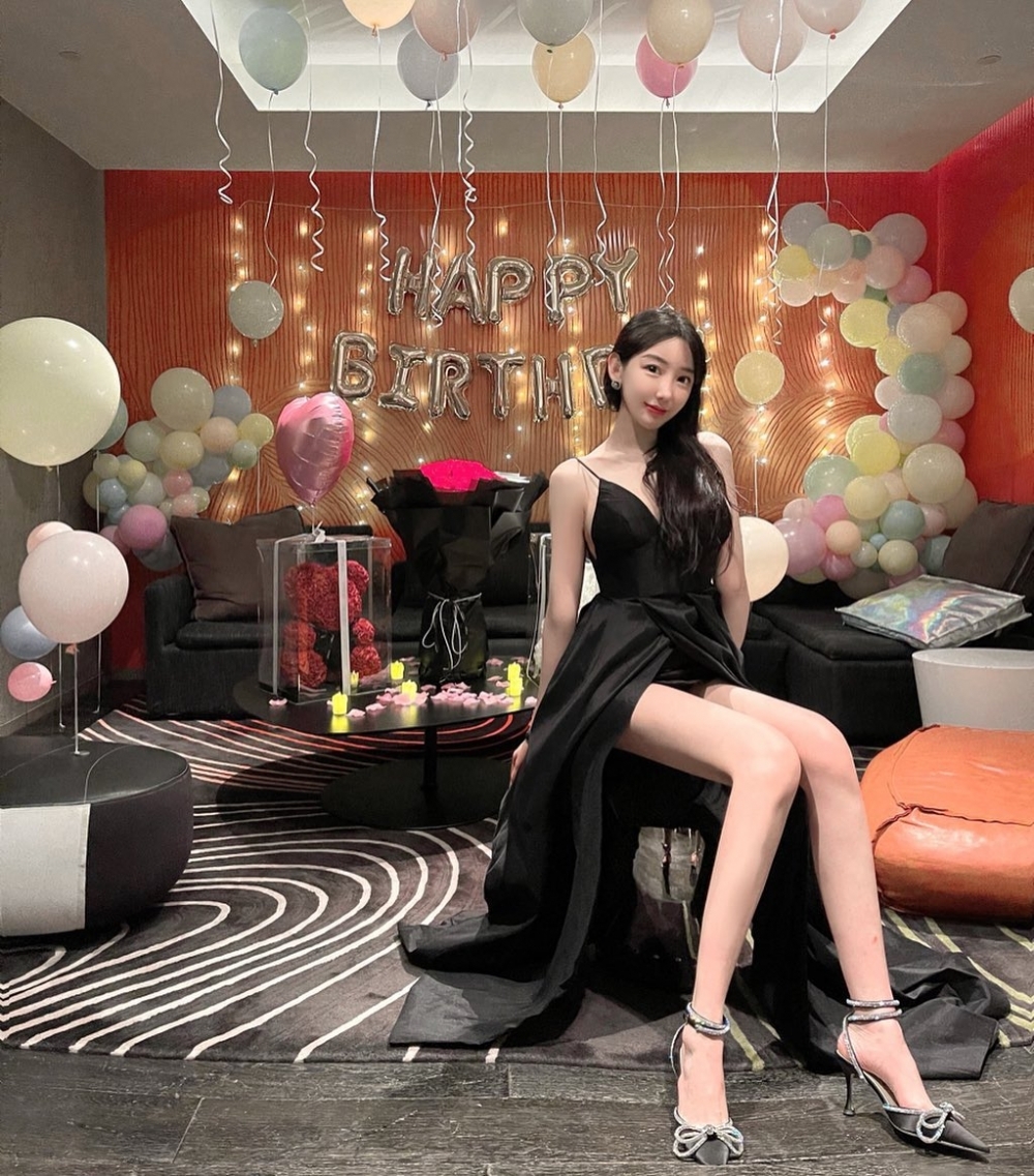Cammi 為P出長腿搞到地板扭曲變形