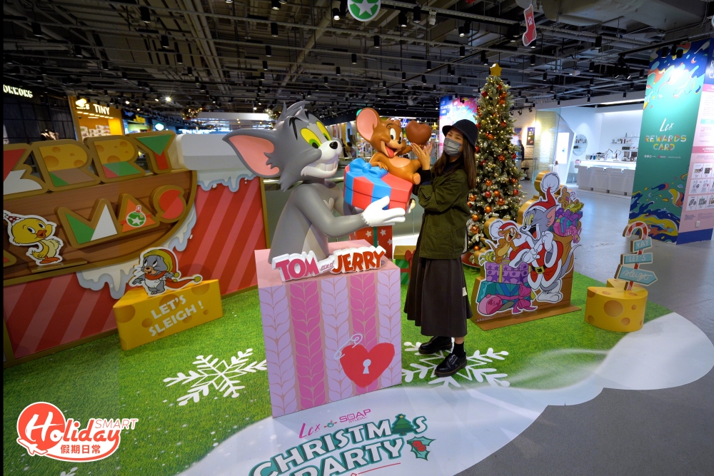 Tom & Jerry這對貓鼠冤家終於都累了,決定暫時休戰為大家慶祝普天同慶的聖誕,Tom & Jerry偷偷藏在大型禮物盒內準備驚喜,為大家送上聖誕祝福。