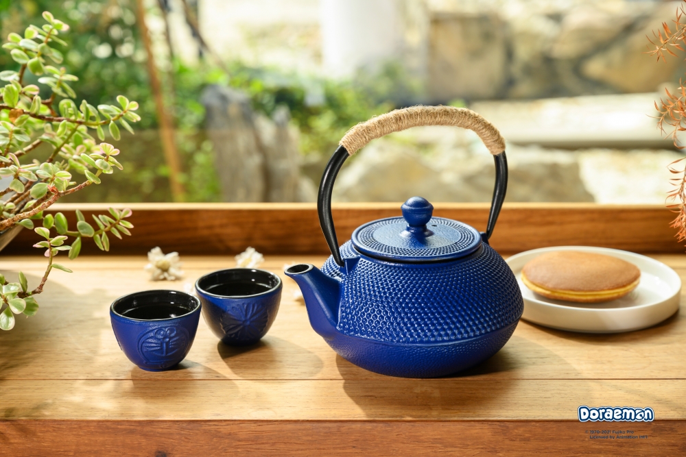 茶壺用咗典雅嘅深藍色設計,配埋同色系茶杯,放喺屋企夠晒格調!