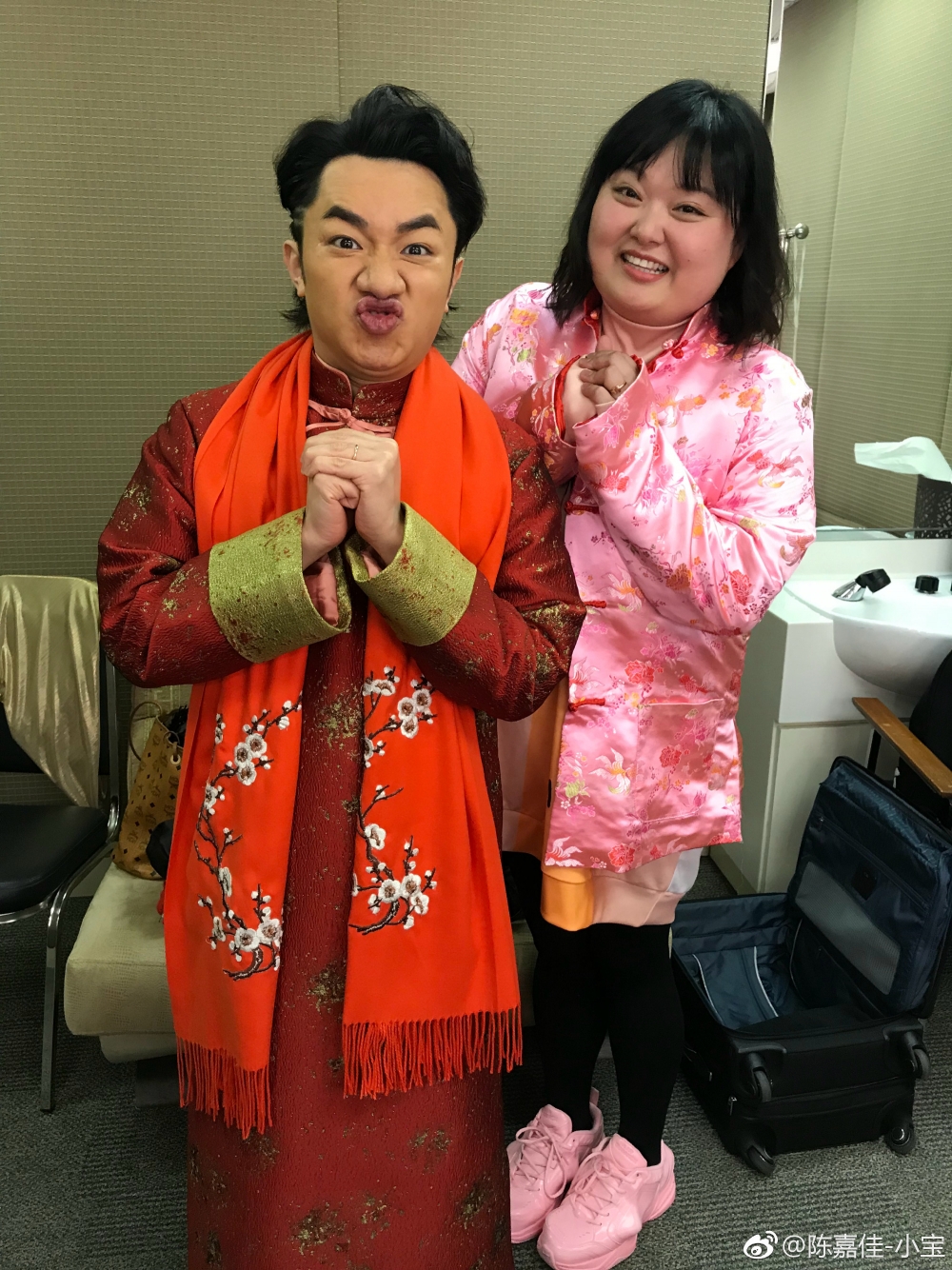 細細粒陳嘉佳於2016年簽約「手工藝創作」，成曾志偉、王祖藍旗下藝人