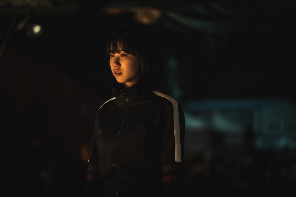今年15歲的李蕊飾演刑警陳京勳女兒陳熙庭,將殺害母親的兇手活活燒死時又哭又笑的一幕,被大贊演技精湛。