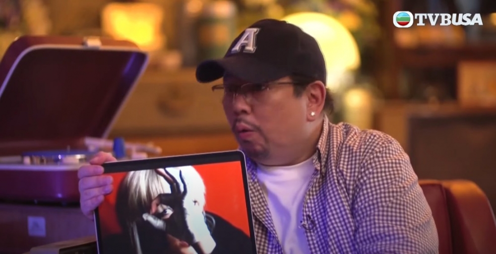 Britney Spears以及Lady Gaga都曾經擺出OK手勢並用佢遮蓋右眼!