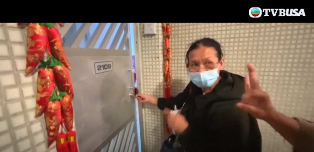 女保安阿娟突然將單位鑰匙交還俾美華?!