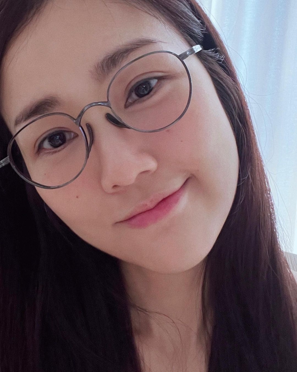 謝安琪早前上載一張戴眼鏡自拍照