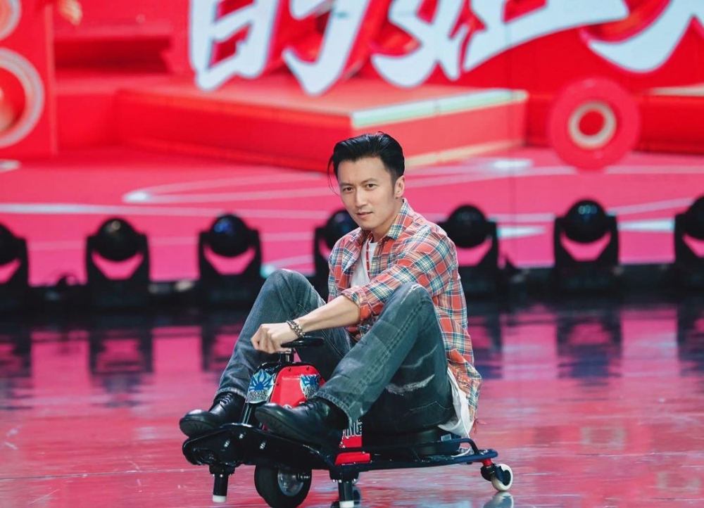 有網民就將一樣係41歲嘅謝霆鋒攞出嚟比較,認為謝霆鋒保養得比較好?!