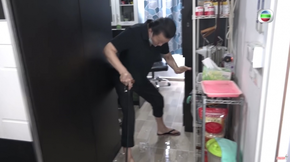 葉經理突然手無力打爛咗隻杯,佢表示:「我唔記得講你哋聽呀!因為我啲手腳成擔重咁樣!」