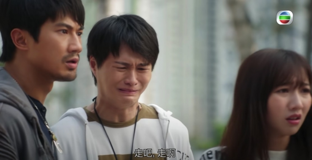 網民認為胡鴻鈞喊戲嘅表情生硬!
