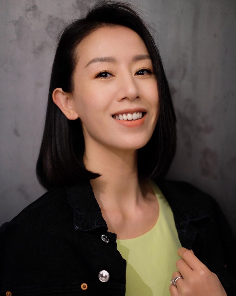 梁靖琪不時分享一家三口溫馨照，同時曝光簡約有型嘅豪宅環境！