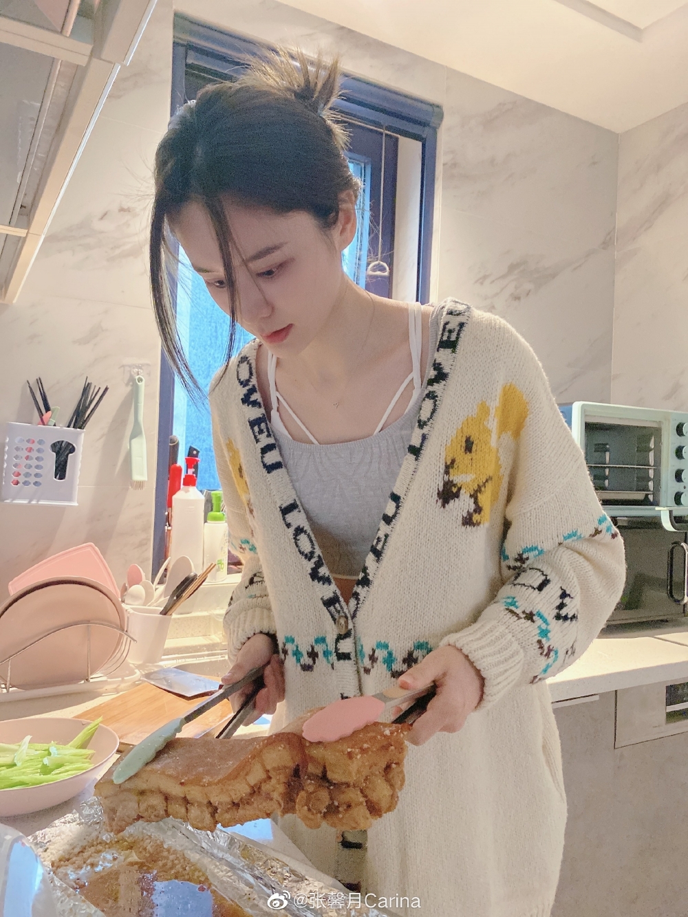 張馨月微博晒出同老公林峯甜蜜下廚相片