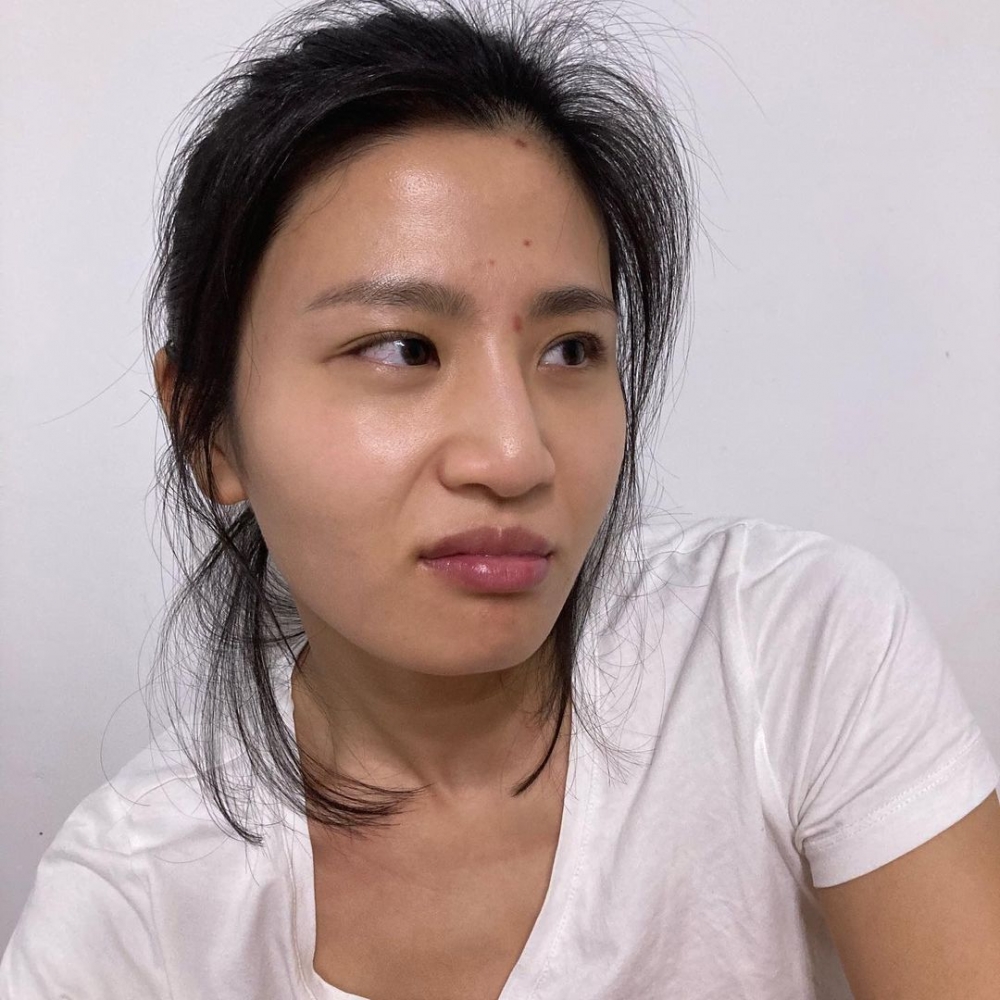 Coffee表示:「剛才想把老公拍BB的影片傳給自己,然後仔細一看他的電話相簿,我真的崩壞了!!!」