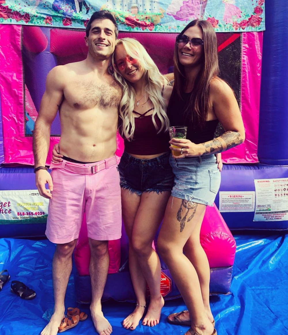 26歲女護士Rebecca Bono透過交友App結識醫生Marty Cole，之後再識埋佢未婚妻Natasha，竟然與兩人發展戀情變「3人行」