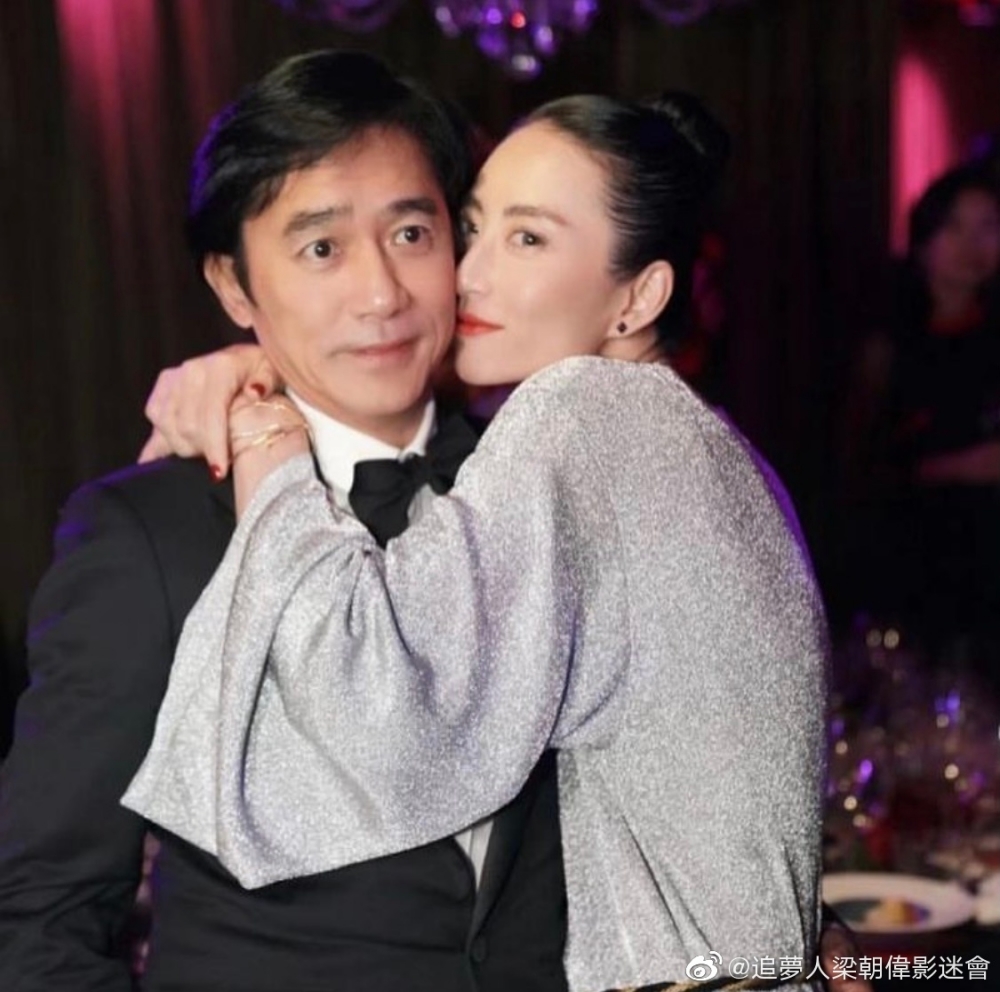 有一位熱情嘅女賓客見到偉仔忍唔住激動出手,親密咁攬住梁朝偉頸獻吻