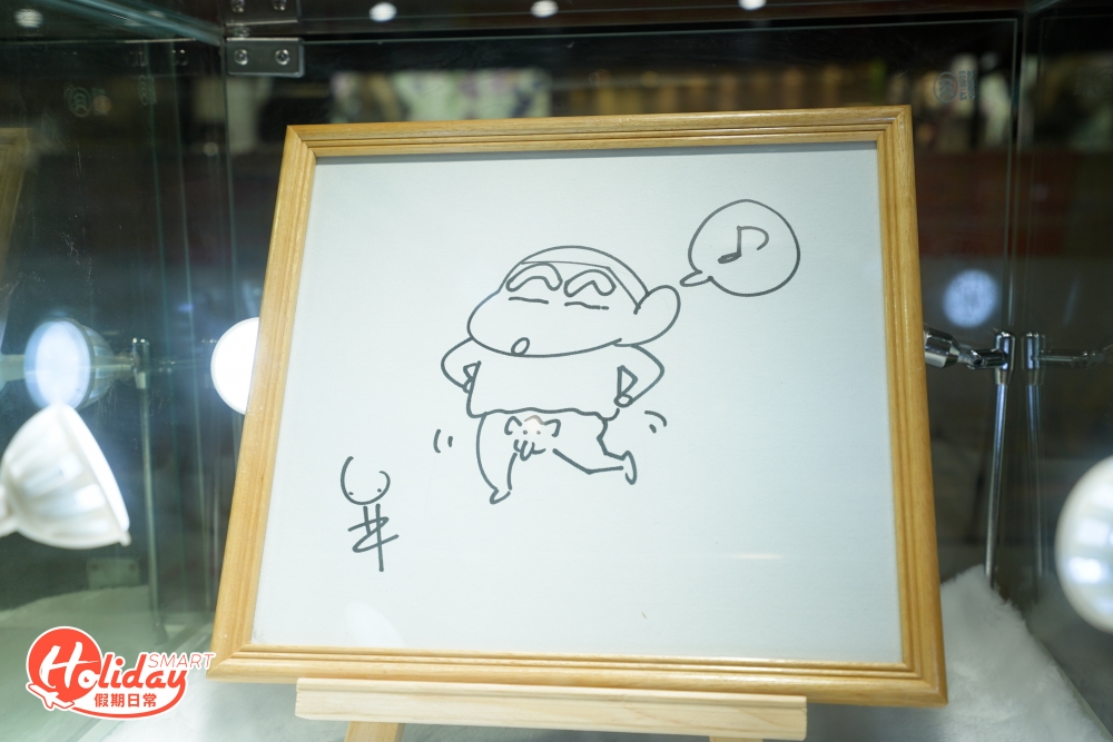 場內更特設蠟筆小新作者臼井儀人的珍藏手稿作品展覽,展示《蠟筆小新》漫畫原版、 精華版、百科系列、DX版及新版等系列,部分更可以買回家收藏,不過要數到場內焦點定必是作者臼井儀人的絕密簽名板,蠟筆小新粉絲不能錯過!