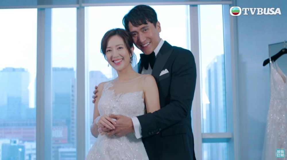 成班舊同學大合照時,明明一對新人先係婚禮嘅主角,明星同學卻係都要企中間