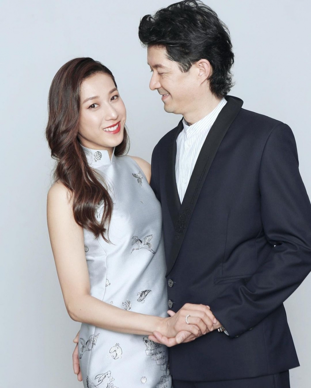 鍾嘉欣2016年與從事脊醫嘅Jeremy結婚,並長居加拿大。
