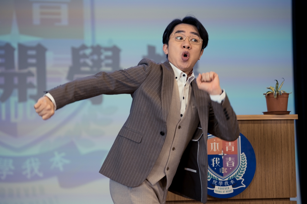 王祖藍飾演校監。