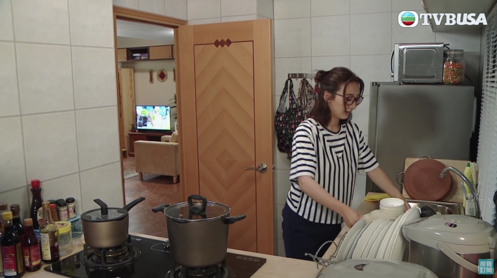 食完飯後佢被男友媽媽叫入廚房洗碗