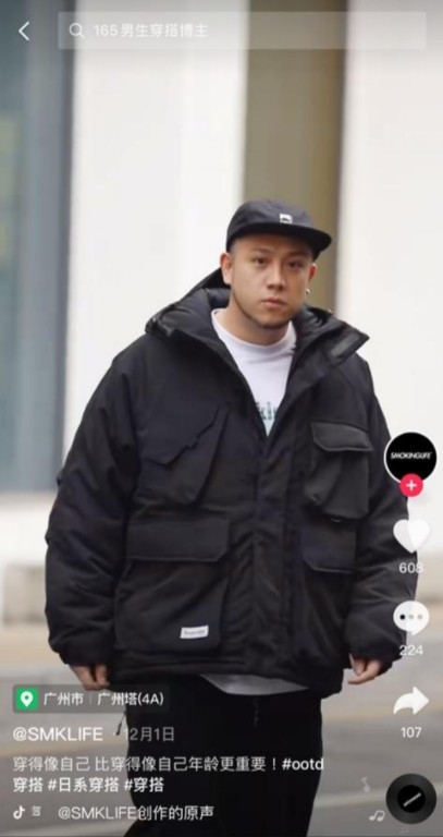 張致恆穿上品牌服裝在街頭示範產品