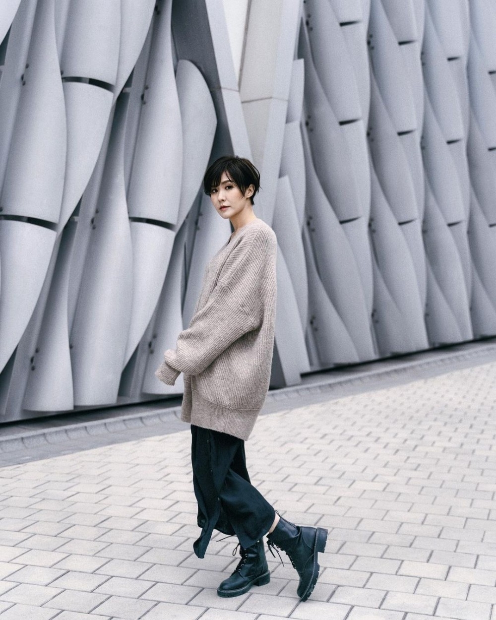 為配合新髮型,劉佩玥一改舊日甜美溫柔風格,穿衣配搭都變得型格中性