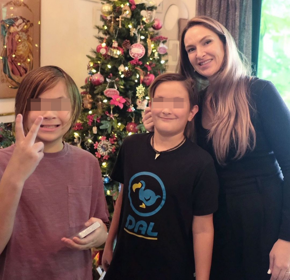 家中放有高身聖誕樹