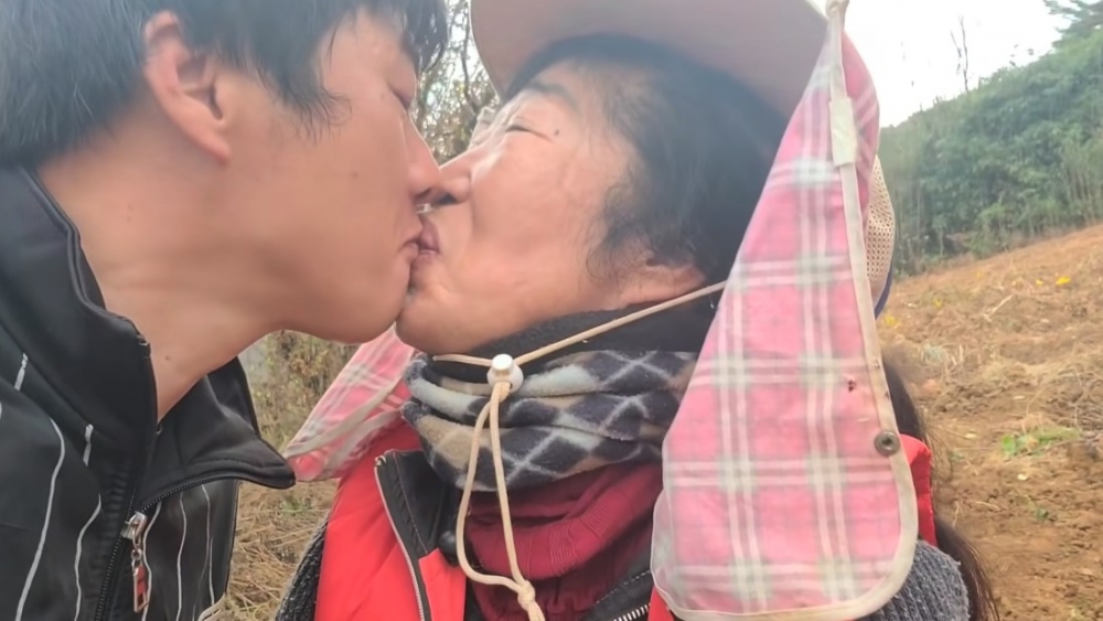 男方表示對女友一見鍾情,認為年齡並非最重要!