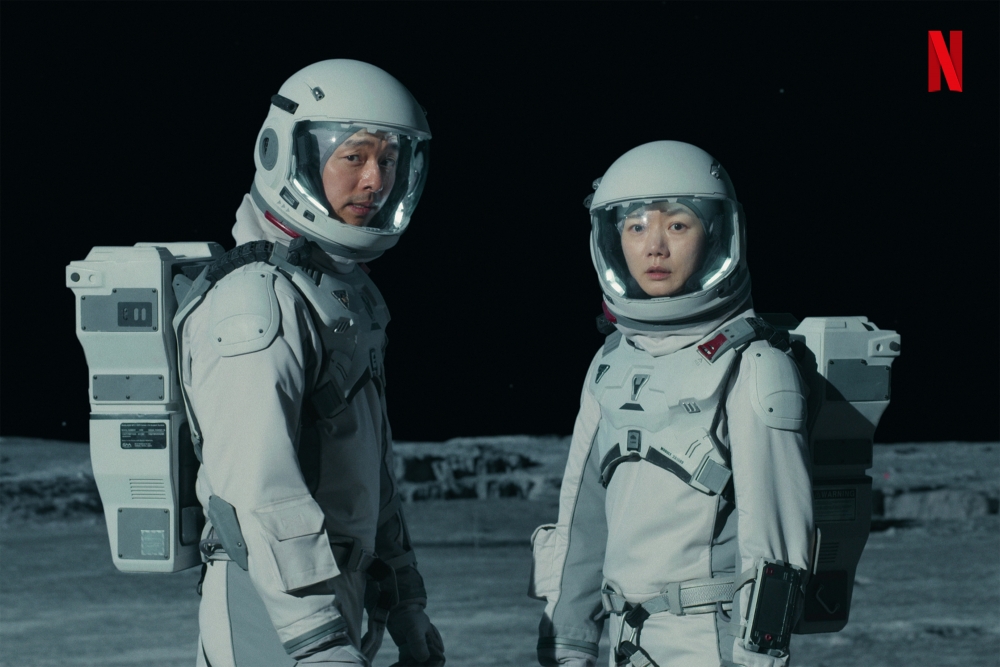 演員們不但要穿著沈重的太空服,更要挑戰「無重力演技」!