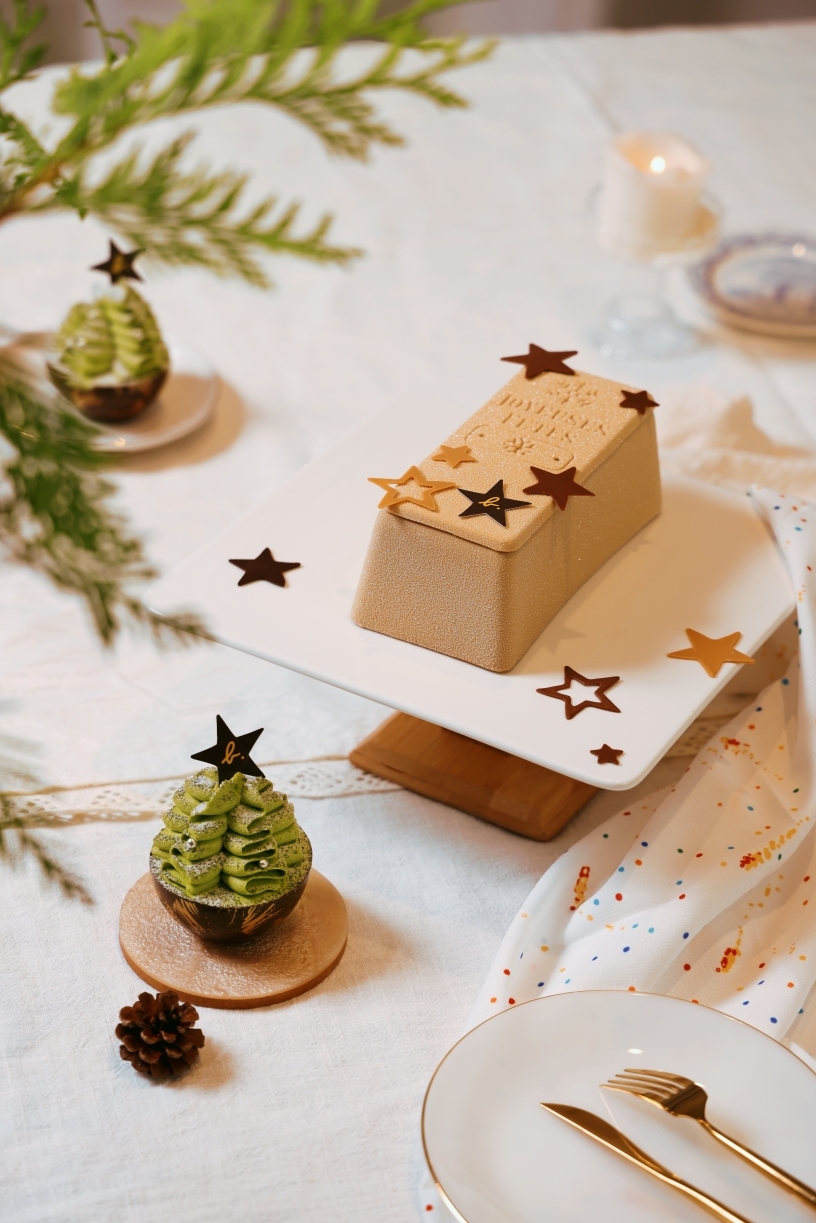 agnès b. CAFÉ & FLEURISTE_Christmas Tree($60);Golden Log(5.5'' $550)