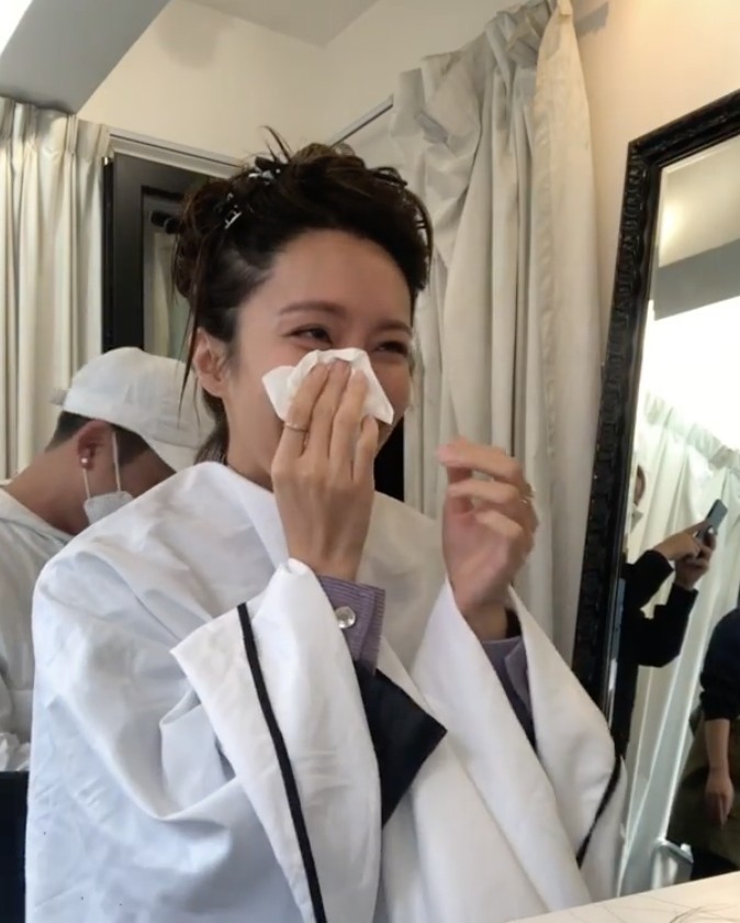 為工作忍痛剪短髮,張曦雯忍唔住留下淚水。