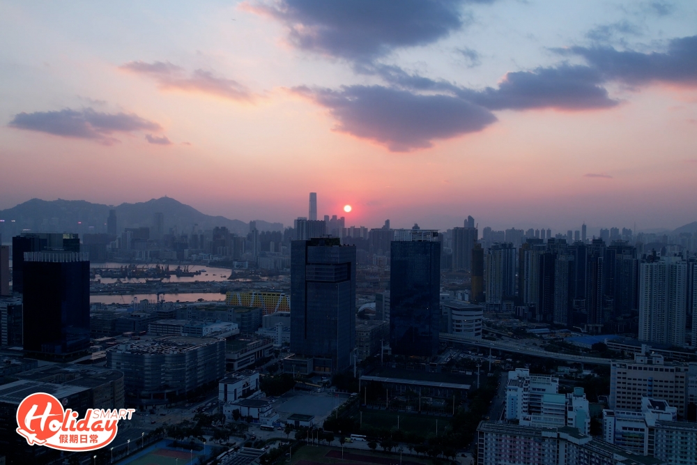 配合日落時分，天空帶有淡淡的橙色，加上橙黃色的夕陽實在美不勝收！