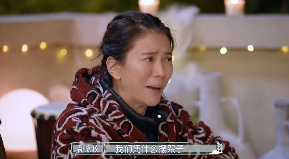 袁詠儀指:「她不會說因為你是老闆她就怎樣,你是小工她就怎樣,所以我覺得她都這樣,我們憑甚麼擺架子,我們一定要跟着學習她這樣。」