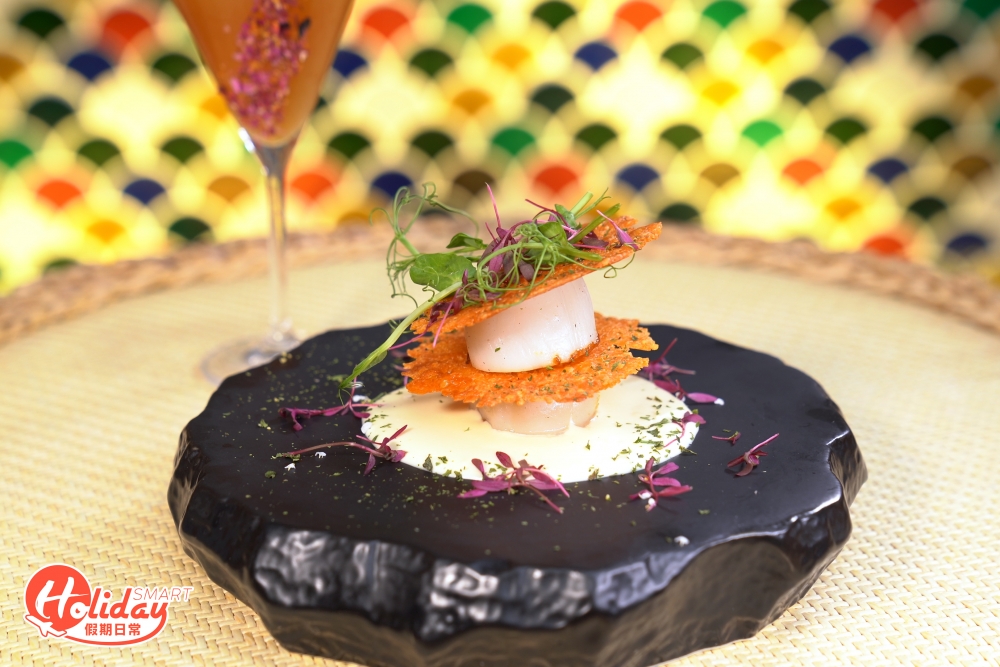 食物方面主打Fusion菜,推介賣相吸引香煎帶子伴芝士脆片;喜歡羊肉必試脆炸羊肋骨,肉質嫩滑,羊羶味不會過重;吞拿魚腩他他伴魚子醬亦是招牌菜,每道菜式擺設相當精緻,選擇種類豐富。